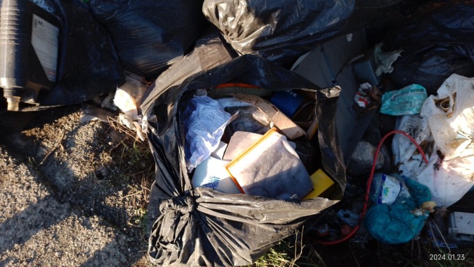 Abbandono di rifiuti in via dell’Offelera a Monza, scattano le sanzioni e anche una denuncia