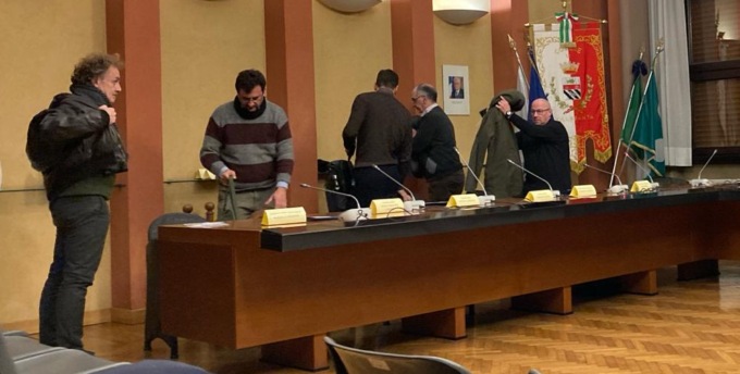 L’opposizione esce dall’aula e non vota il nuovo Pgt, scoppia il finimondo nell’Assise villasantese