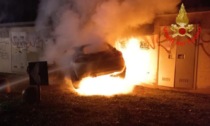 Si schianta con l'auto contro una cabina elettrica provocando un incendio: miracolata