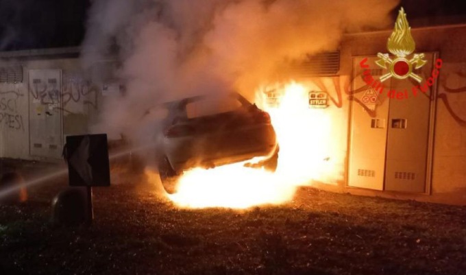 Si schianta con l’auto contro una cabina elettrica provocando un incendio: miracolata