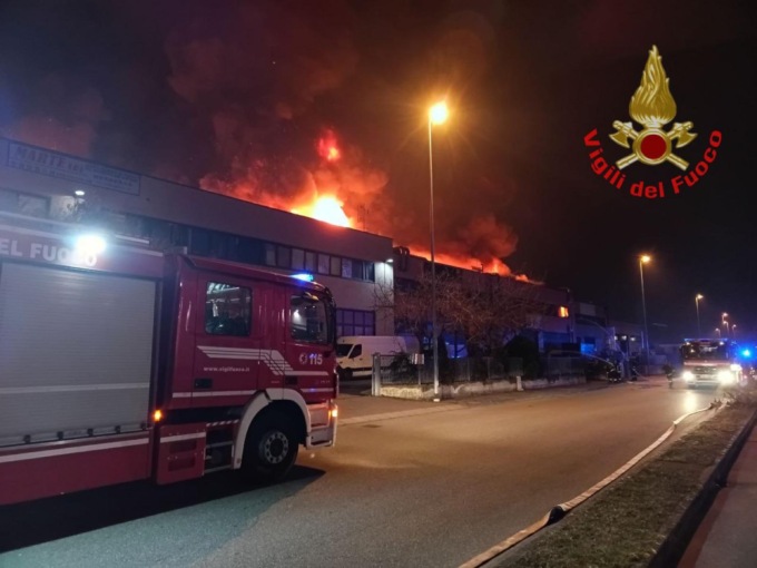 Capannoni in fiamme a Concorezzo, ecco i primi risultati delle analisi di Arpa