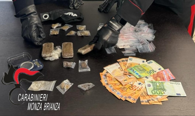 In auto con hashish e mille euro in contanti: arrestato un 29enne
