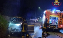Auto in fiamme in via Viganò