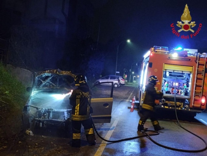 Auto in fiamme in via Viganò