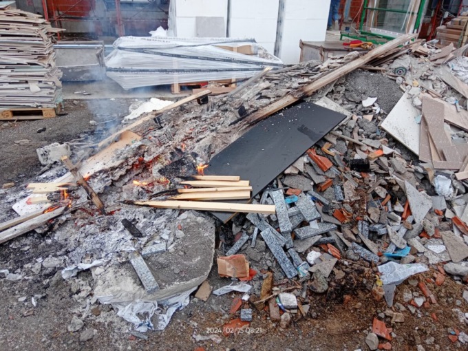 Smaltivano i rifiuti dell’impresa bruciandoli nel cantiere