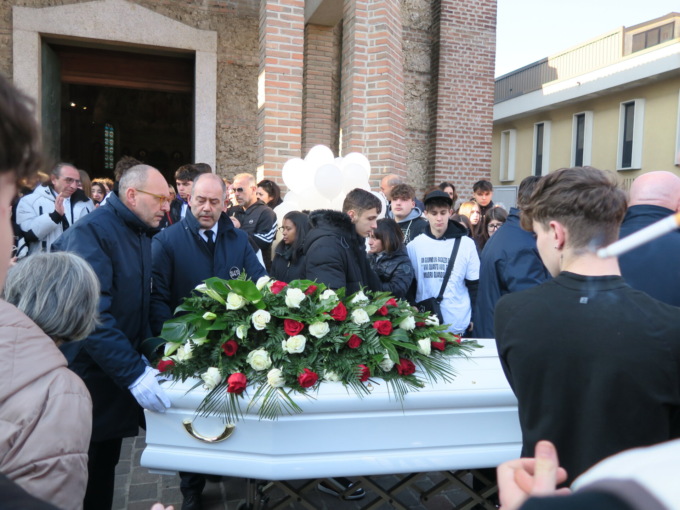 Folla di giovani per l’ultimo saluto a Riky