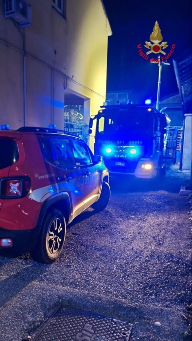 Divampa un incendio in un capannone