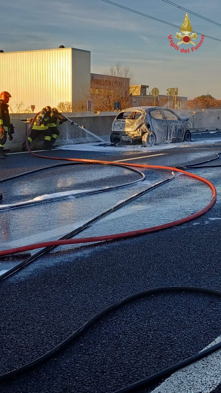 Valassina Verano incidente auto prende fuoco vigili del fuoco pompieri