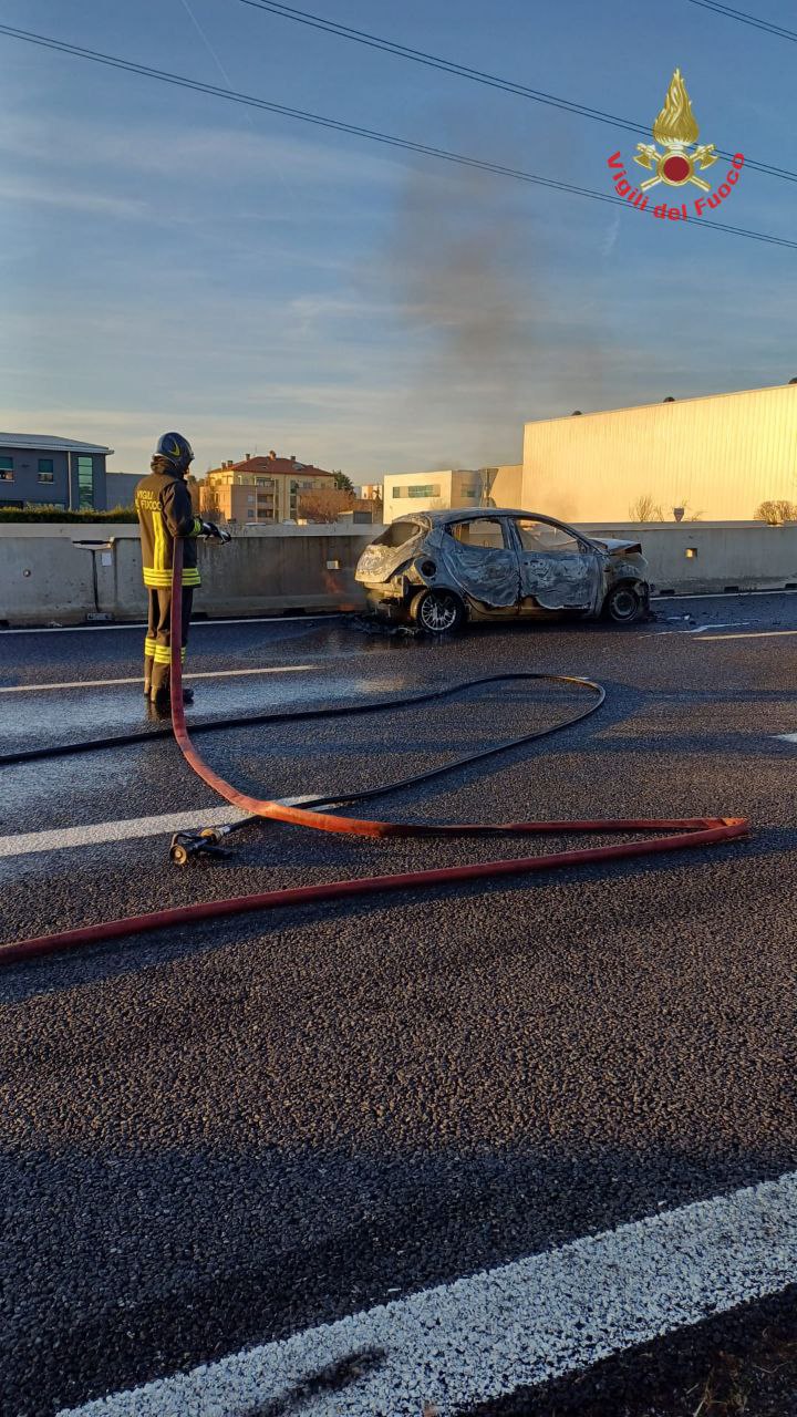 Valassina Verano incidente auto prende fuoco vigili del fuoco pompieri