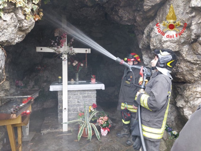 Un incendio alla grotta di Lourdes