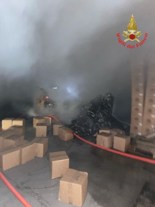 Incendio in una ditta, allarme per i Vigili del fuoco