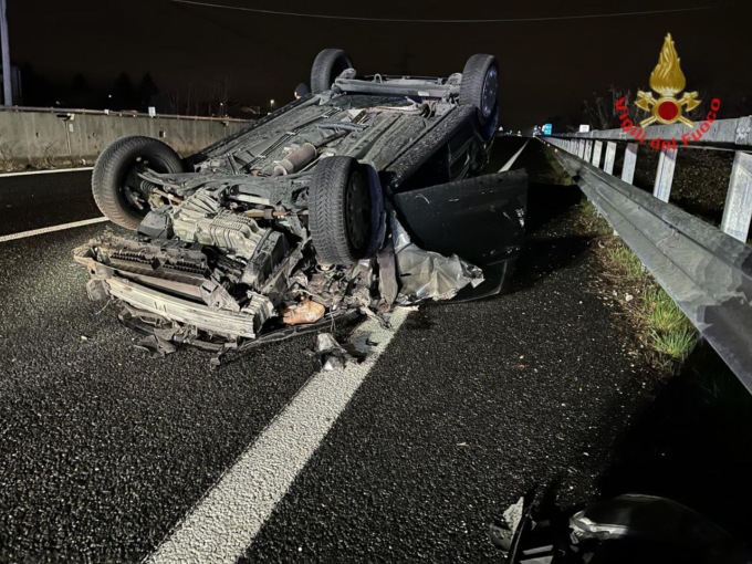 Dopo il violento scontro, un’auto si ribalta