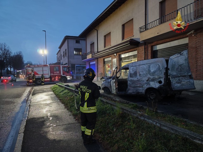 Carate, paura all’area di servizio della Ip: a fuoco un furgoncino