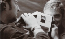 Il superfotografo regala la sua storica Polaroid al Comune di Meda