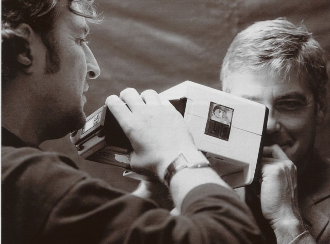 Il superfotografo regala la sua storica Polaroid al Comune di Meda