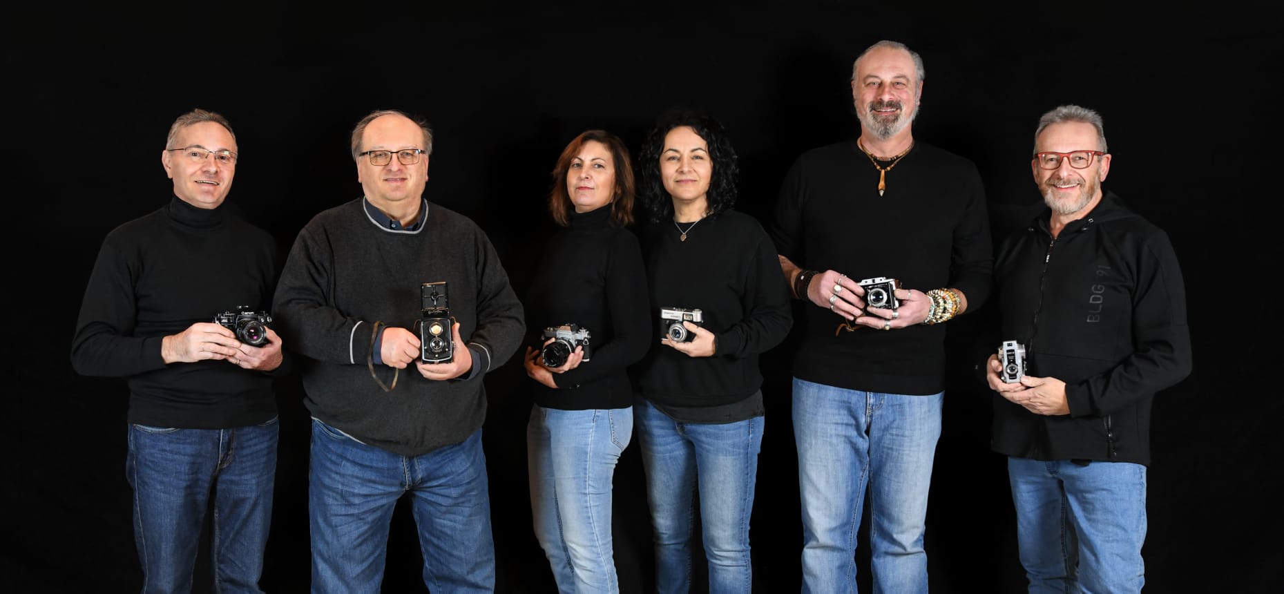 gruppo di persone che tengono le stelle filanti durante la notte