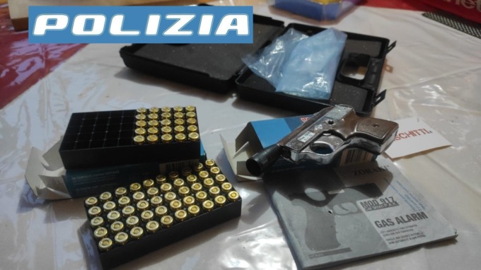 Irrompe nel negozio con la pistola scacciacani: “Non mi hanno riparato la stampante””