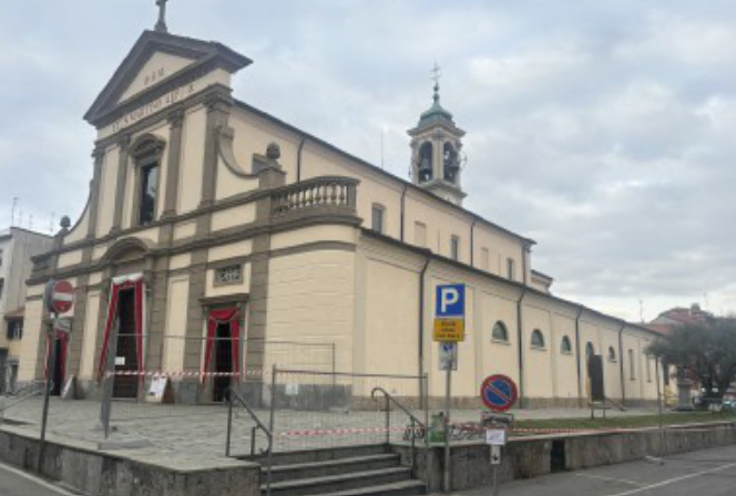 Lavori sul sagrato, il parroco ironizza dal pulpito: «Per la fine affidiamoci alla divina Provvidenza»