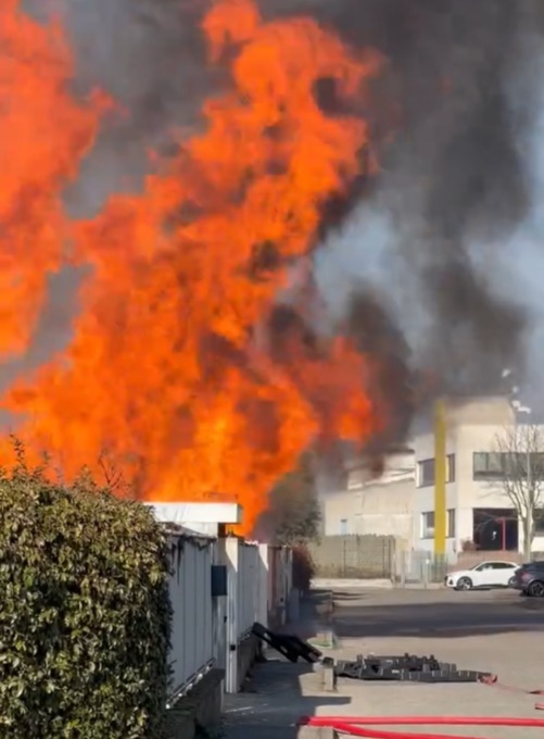 Incendio a Cornate, a fuoco i bancali in una ditta