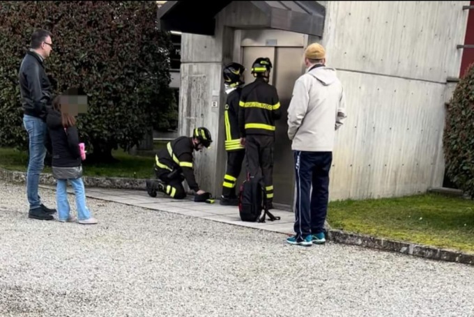 Bloccati nell’ascensore del cimitero, arrivano i pompieri
