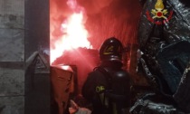 Incendio nella ditta di materiali ferrosi: tre ore per spegnerlo