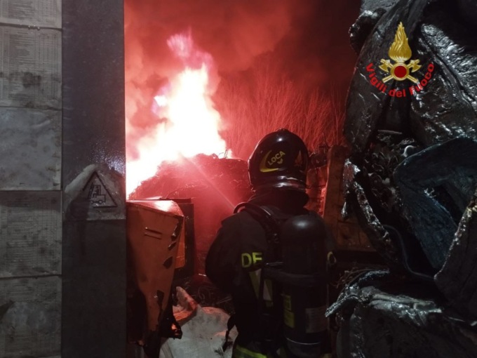 Incendio nella ditta di materiali ferrosi: tre ore per spegnerlo