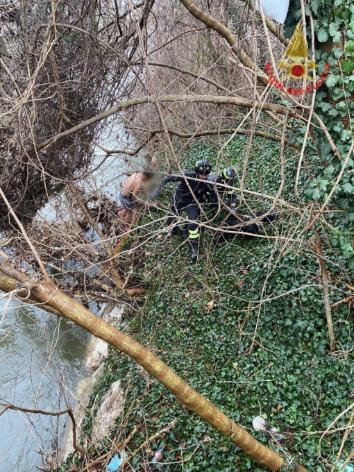Si butta nel Lambro per salvare il cane