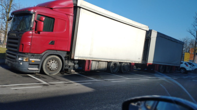 Tir invade i parcheggi fuori da scuola: “Serve fare qualcosa”