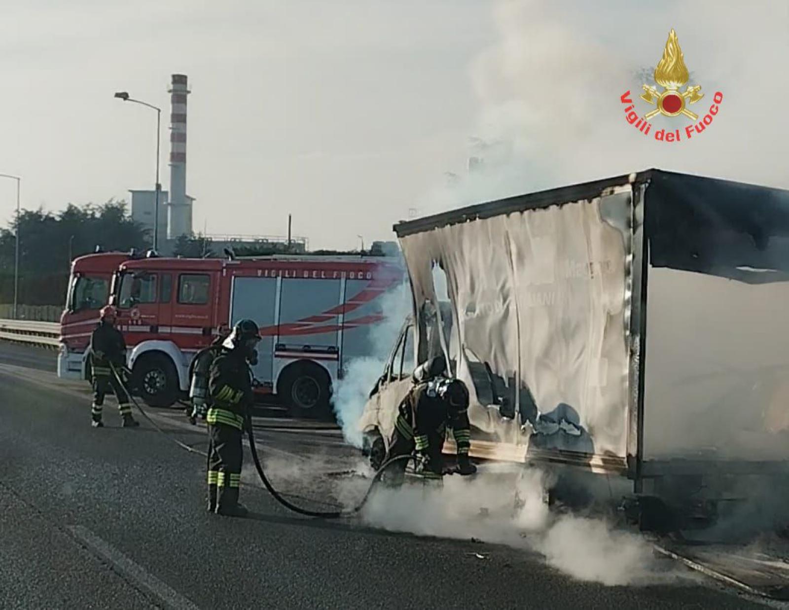 Agrate Brianza incendio furgone autostrada A4