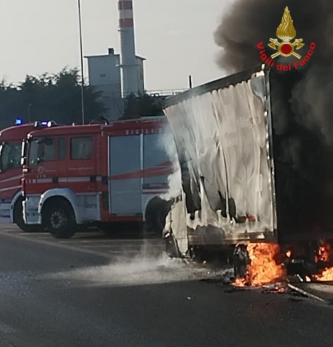 Furgone in fiamme lungo l’autostrada
