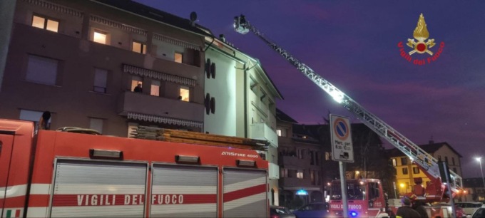 Fiamme dalla canna fumaria, paura a Vimercate