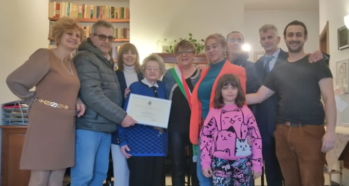Carnate in festa per i 100 anni di “nonna” Aurora