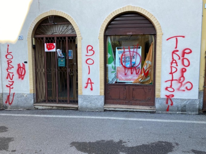 Vandalizzata la sede del Pd di Besana