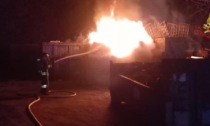 Incendio in una ditta di smaltimento rifiuti: pompieri in azione per domare le fiamme