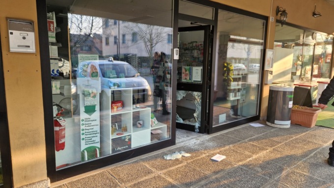 Spaccata nella notte nella farmacia di Villasanta
