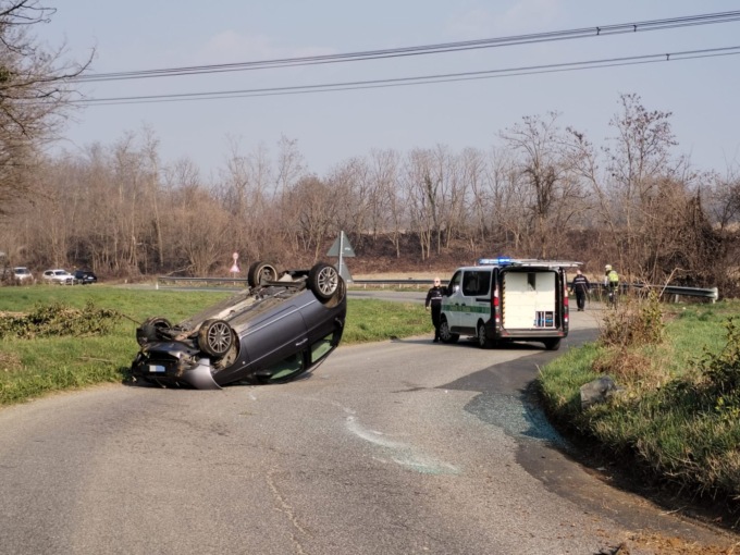 Perde il controllo dell’auto che finisce ribaltata