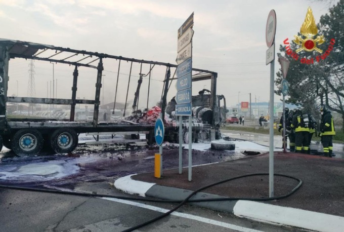 Autoarticolato prende fuoco, intervengono i pompieri