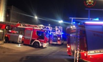 Incendio ad Albiate nella notte, quattro mezzi dei pompieri sul posto