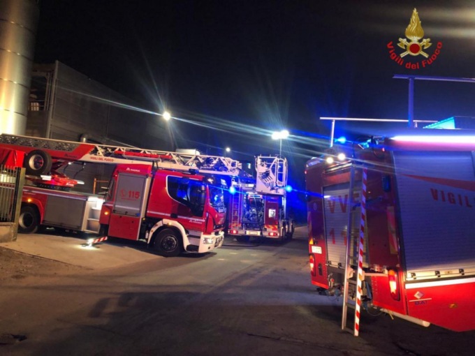 Incendio ad Albiate nella notte, quattro mezzi dei pompieri sul posto