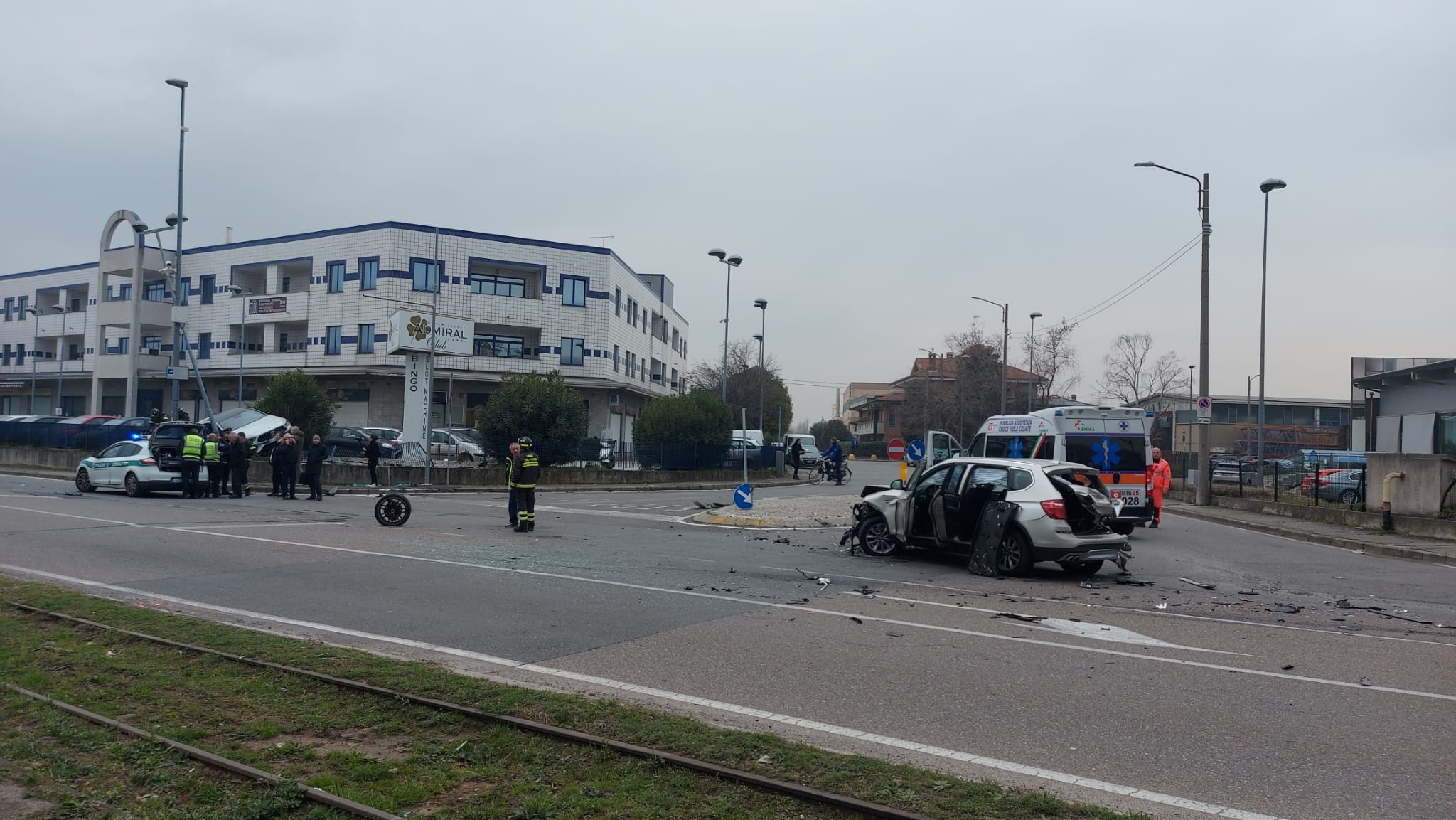 Nova milanese incidente auto sfonda recinzione