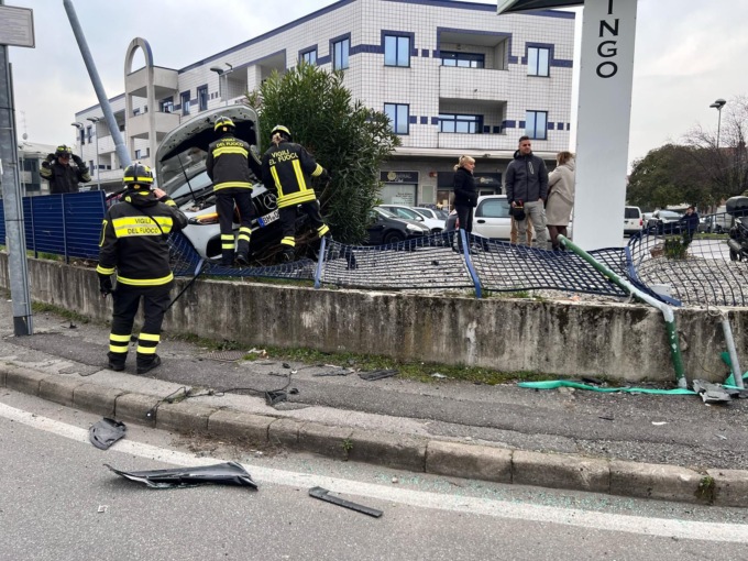 Incidente a Nova Milanese, auto sfonda la recinzione del Bingo