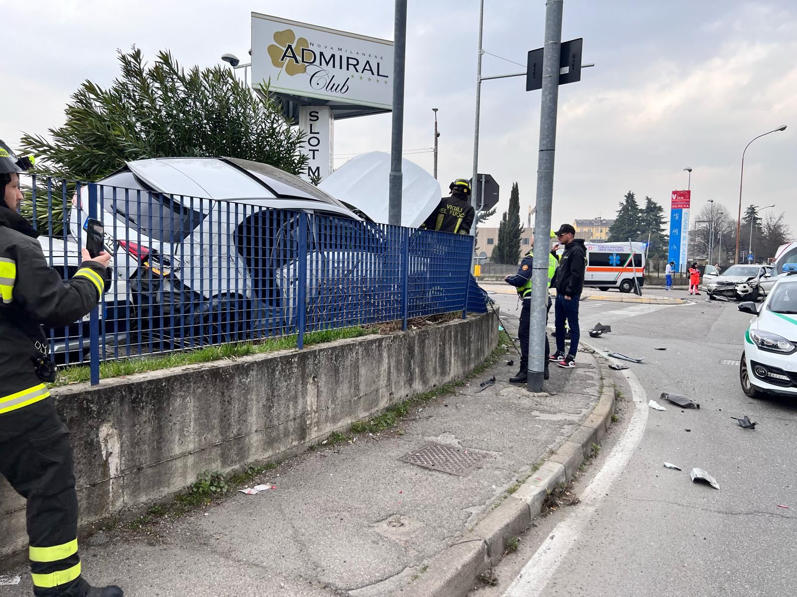 Nova milanese incidente auto sfonda recinzione