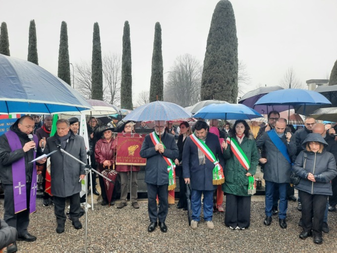 Al cimitero di Limbiate una folla in preghiera per Luca Attanasio