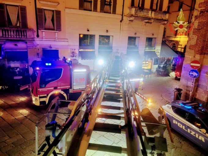 Fiamme nella notte nell’area esterna di una caffetteria