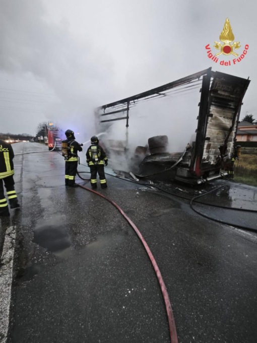 Camion in fiamme sulla provinciale