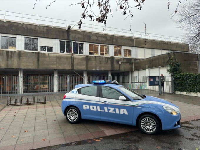 Entrano abusivamente nella scuola elementare per danneggiarla: denunciati quattro 16enni