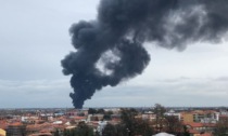 Incendio in un capannone industriale a Truccazzano: nube visibile fino in Brianza