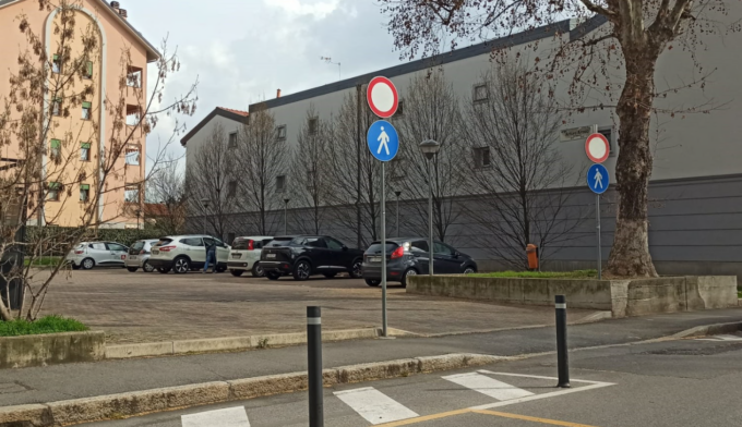 Ancora caos e sosta selvaggia fuori dalle scuole: il caso in Aula
