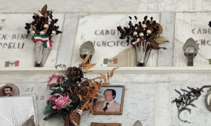 Aquile fasciste sui loculi al cimitero di Lentate