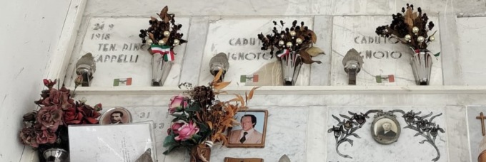 Aquile fasciste sui loculi al cimitero di Lentate